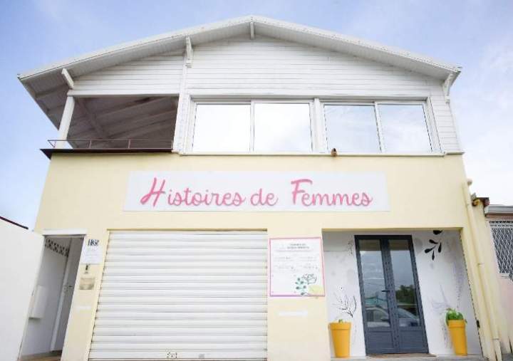 Née de la volonté de 2 sages-femmes associées d’accompagner la femme et son entourage tout au long de leur vie
