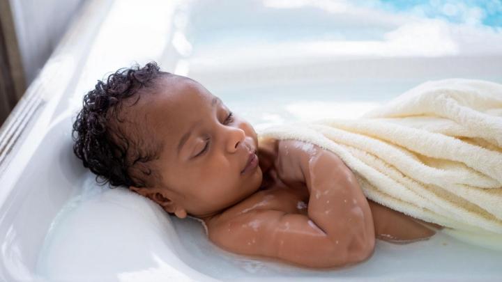 Des soins combinant le bien naitre et l’eau : aquagym pré et postnatal, thalasso-thérapeutique, bain enveloppé